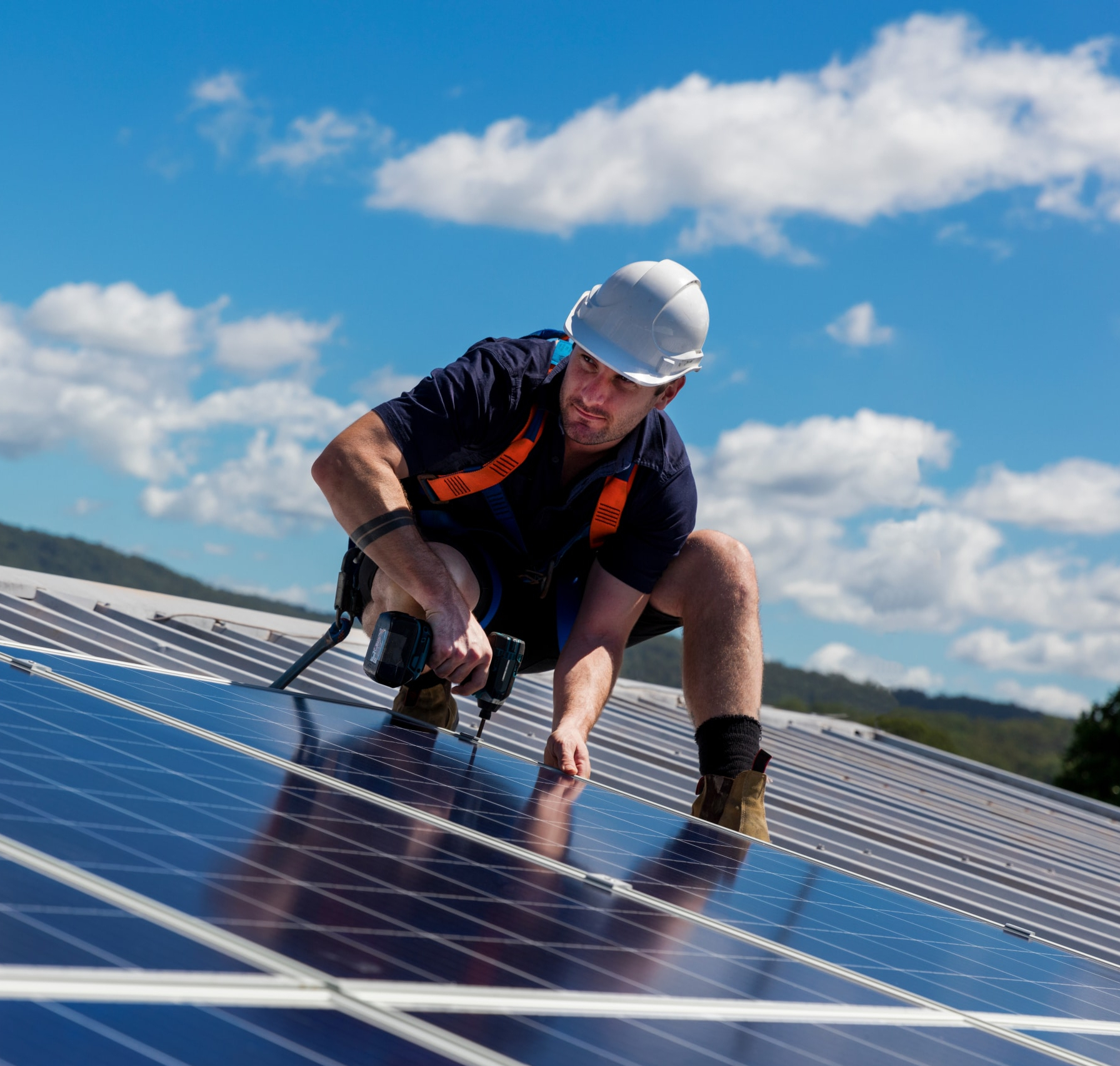 Technicien sur un toit couvert de panneau solaire