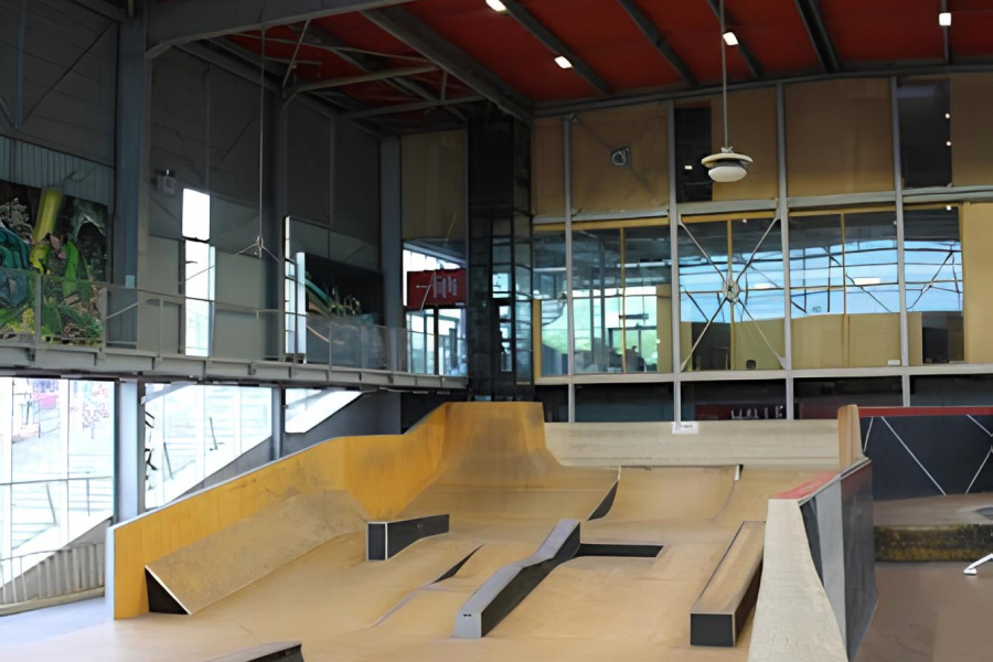 Image de l'intérieur d'un skate park avec une étude d'éclairage d'intérieur réalisée par B4NRJ